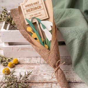 Gehuld in Pracht – Houten Lelieboeket