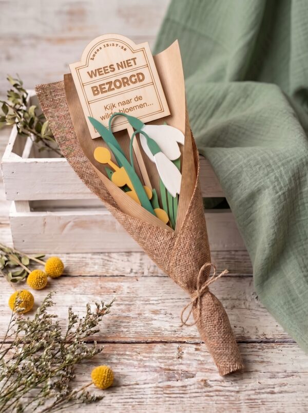 Gehuld in Pracht – Houten Lelieboeket